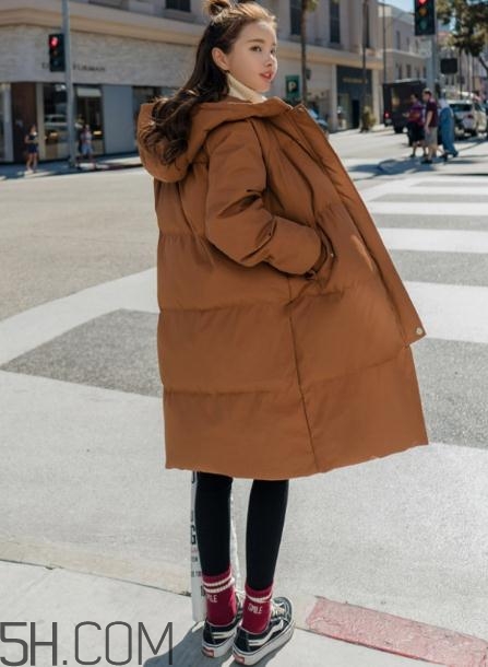 焦糖色羽絨服配什么顏色好看？焦糖色羽絨服搭配圖片