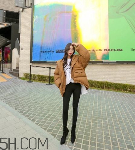 焦糖色羽絨服配什么顏色好看？焦糖色羽絨服搭配圖片