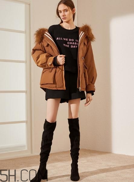 焦糖色羽絨服配什么顏色好看？焦糖色羽絨服搭配圖片