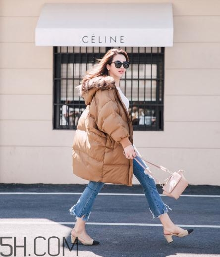 焦糖色羽絨服配什么顏色好看？焦糖色羽絨服搭配圖片