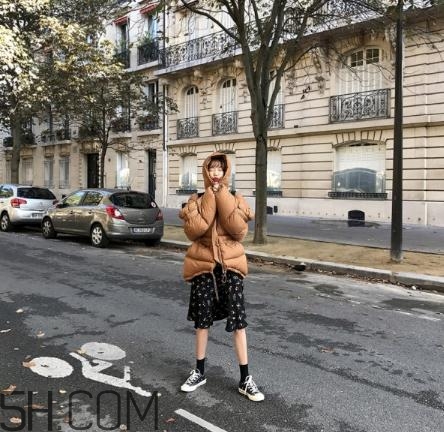 焦糖色羽絨服配什么顏色好看？焦糖色羽絨服搭配圖片