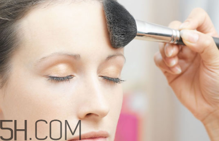 為什么先用粉底液再用遮瑕膏？粉底液涂完還要涂什么？