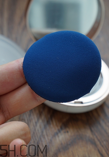 愛(ài)敬氣墊21號(hào)和23號(hào)哪個(gè)好？愛(ài)敬氣墊粉色和白色的區(qū)別？