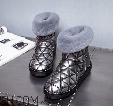 穿雪地靴要穿襪子嗎？雪地靴要光腳穿才保暖嗎？