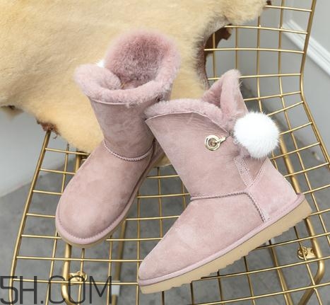 穿雪地靴要穿襪子嗎？雪地靴要光腳穿才保暖嗎？