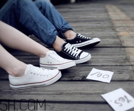 帆布鞋長(zhǎng)霉了怎么處理？帆布鞋發(fā)霉了怎么洗掉？