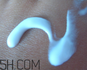 雅芳小黑裙香體乳怎么樣？雅芳小黑裙香體乳好用嗎？