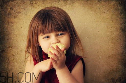 多大可以用洗面奶？用清水洗臉好還是用洗面奶好？