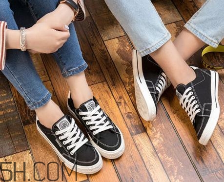 帆布鞋什么顏色好看？帆布鞋黑色好還是白色？