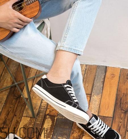 帆布鞋什么顏色好看？帆布鞋黑色好還是白色？