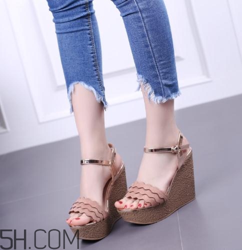 穿坡跟鞋可以開車嗎？開車穿什么鞋子最好？