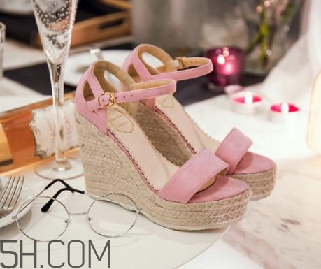 穿坡跟鞋可以開車嗎？開車穿什么鞋子最好？