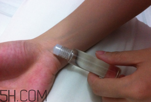 雅芳小黑裙走珠香水怎么樣？雅芳小黑裙走珠香水好聞嗎？