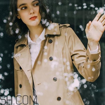 風衣腰帶怎么系 風衣腰帶后系法圖解