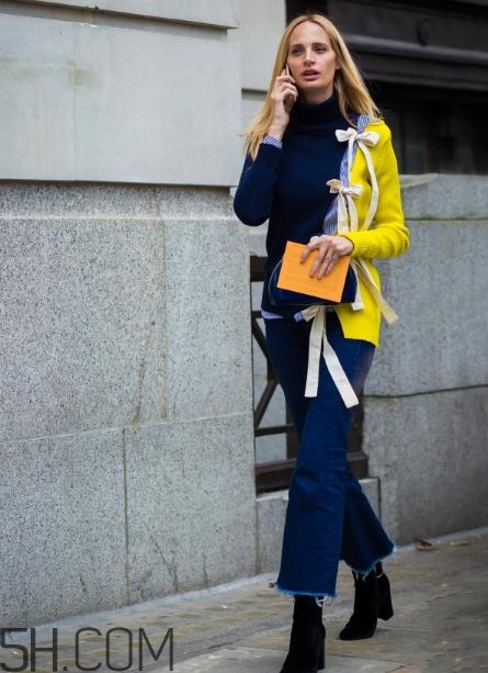 牛仔喇叭褲配什么上衣？牛仔喇叭褲搭配上衣圖片