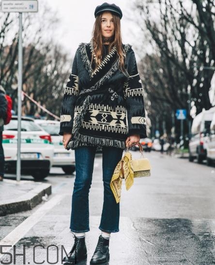 牛仔喇叭褲配什么上衣？牛仔喇叭褲搭配上衣圖片