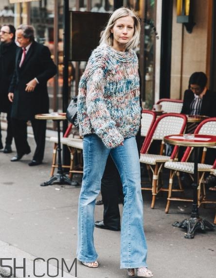 牛仔喇叭褲配什么上衣？牛仔喇叭褲搭配上衣圖片