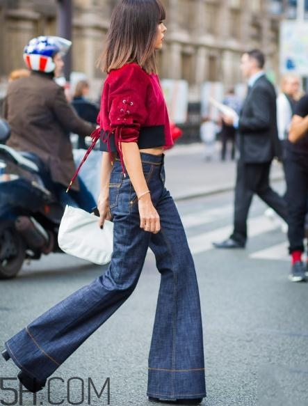 牛仔喇叭褲配什么上衣？牛仔喇叭褲搭配上衣圖片