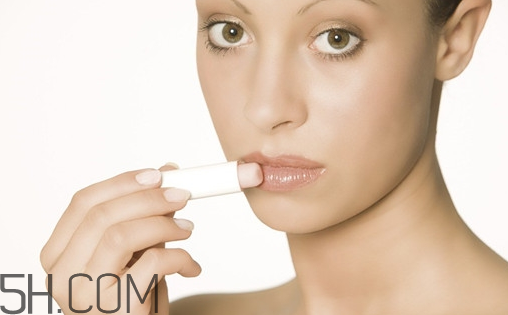 小蜜蜂水果味唇膏哪只好用？小蜜蜂水果味唇膏哪只好聞？