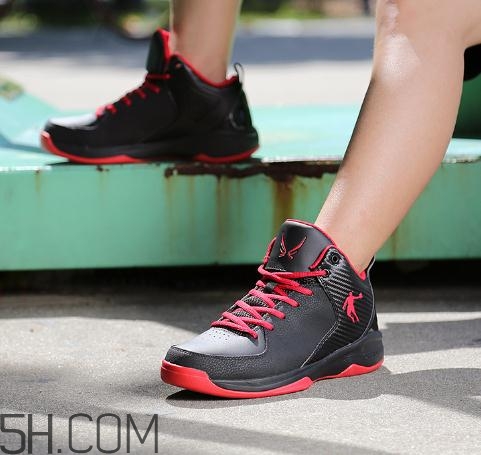 籃球鞋高幫好還是低幫好？籃球鞋高幫和低幫的區(qū)別