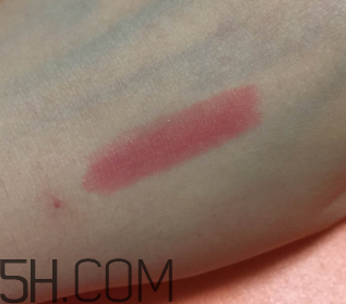 小蜜蜂唇膏筆怎么樣？小蜜蜂唇膏筆好用嗎？