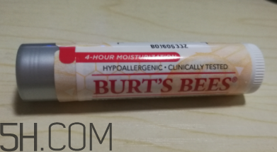 小蜜蜂細致修護唇膏很油嗎？夏天用合適嗎？