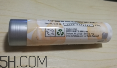 小蜜蜂細致修護唇膏很油嗎？夏天用合適嗎？