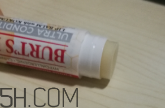 小蜜蜂細致修護唇膏很油嗎？夏天用合適嗎？