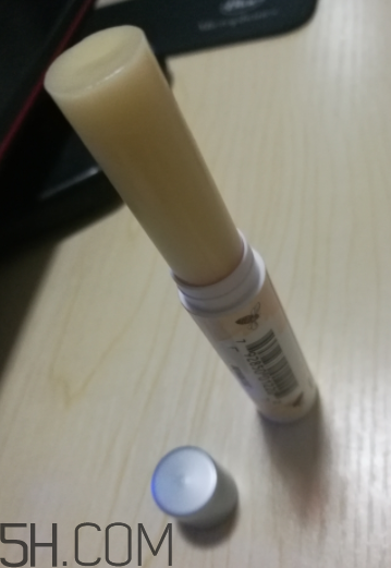 小蜜蜂細致修護唇膏很油嗎？夏天用合適嗎？