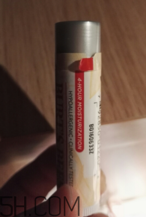 小蜜蜂細致修護唇膏很油嗎？夏天用合適嗎？