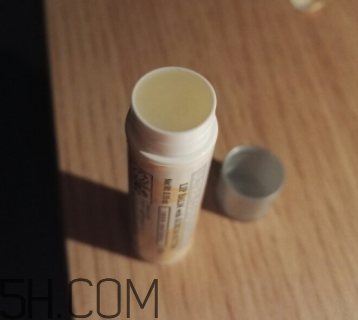 小蜜蜂細致修護唇膏很油嗎？夏天用合適嗎？