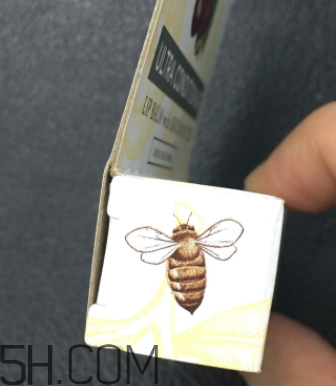 小蜜蜂細致修護唇膏很油嗎？夏天用合適嗎？