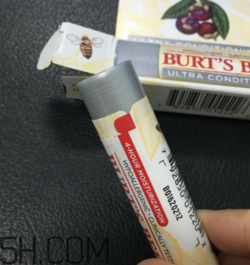 小蜜蜂細致修護唇膏很油嗎？夏天用合適嗎？