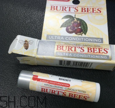 小蜜蜂細致修護唇膏很油嗎？夏天用合適嗎？