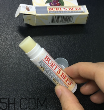 小蜜蜂細致修護唇膏很油嗎？夏天用合適嗎？