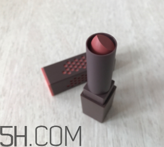 小蜜蜂口紅好用嗎？小蜜蜂口紅試色