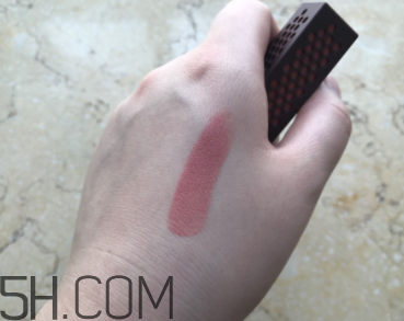 小蜜蜂口紅好用嗎？小蜜蜂口紅試色