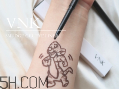 vnk眼線膠筆怎么用？vnk眼線筆使用方法