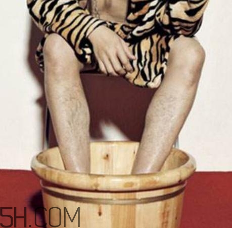 精索靜脈曲張可以穿牛仔褲嗎？精索靜脈曲張可以泡腳嗎？