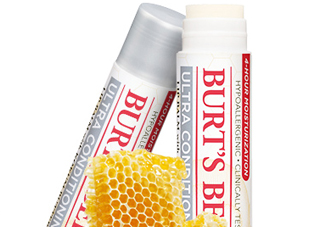 小蜜蜂細致修護唇膏很油嗎？夏天用合適嗎？