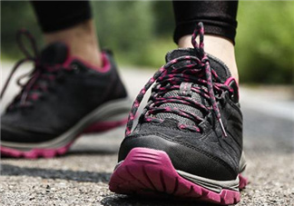 登山鞋要買大一碼嗎？登山鞋會越穿越大嗎？