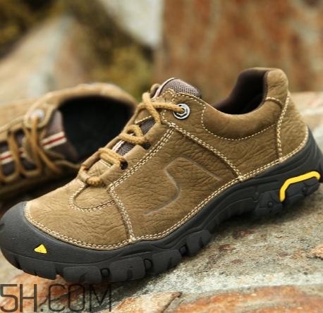 徒步鞋要買大一碼嗎？徒步鞋重嗎？