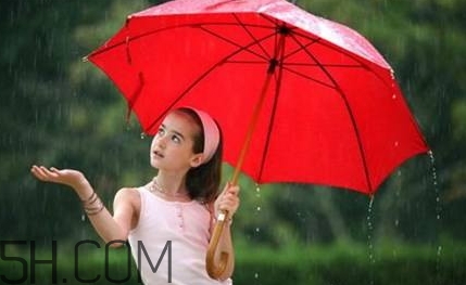 女生說記得帶傘什么意思？女生說雨傘什么意思？