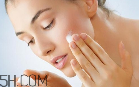 卸妝油會堵塞毛孔嗎？卸妝水卸妝乳和卸妝油的區(qū)別