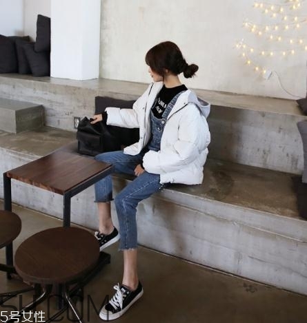 白色羽絨服怎么搭配？白色羽絨服搭配圖片