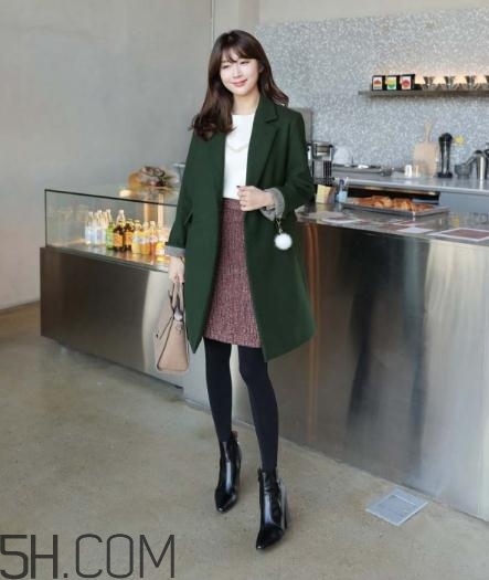 綠色大衣配什么顏色打底衫？綠色大衣里面配什么？