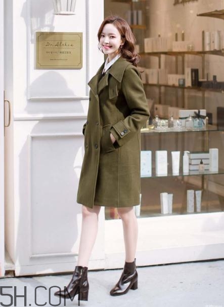 綠色大衣配什么顏色打底衫？綠色大衣里面配什么？