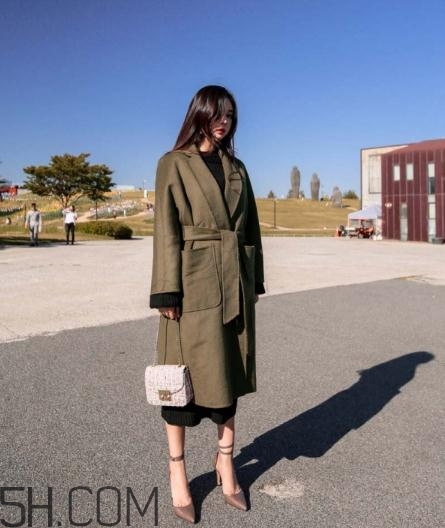 綠色大衣配什么顏色打底衫？綠色大衣里面配什么？