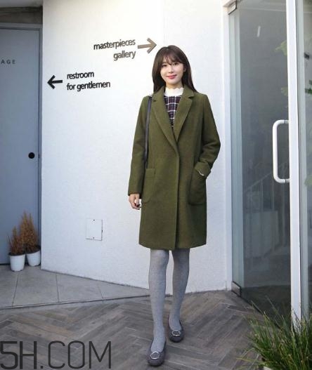 綠色大衣配什么顏色打底衫？綠色大衣里面配什么？