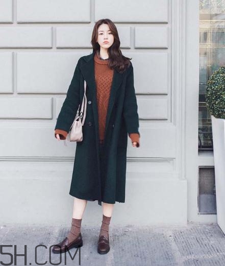 綠色大衣配什么顏色打底衫？綠色大衣里面配什么？